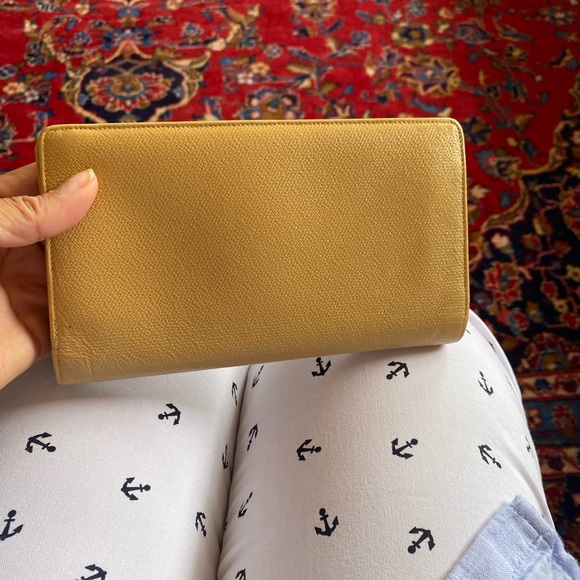 Authentic Chanel leather wallet. Excellent condition with absolutely no callouts - Picture 2 of 7